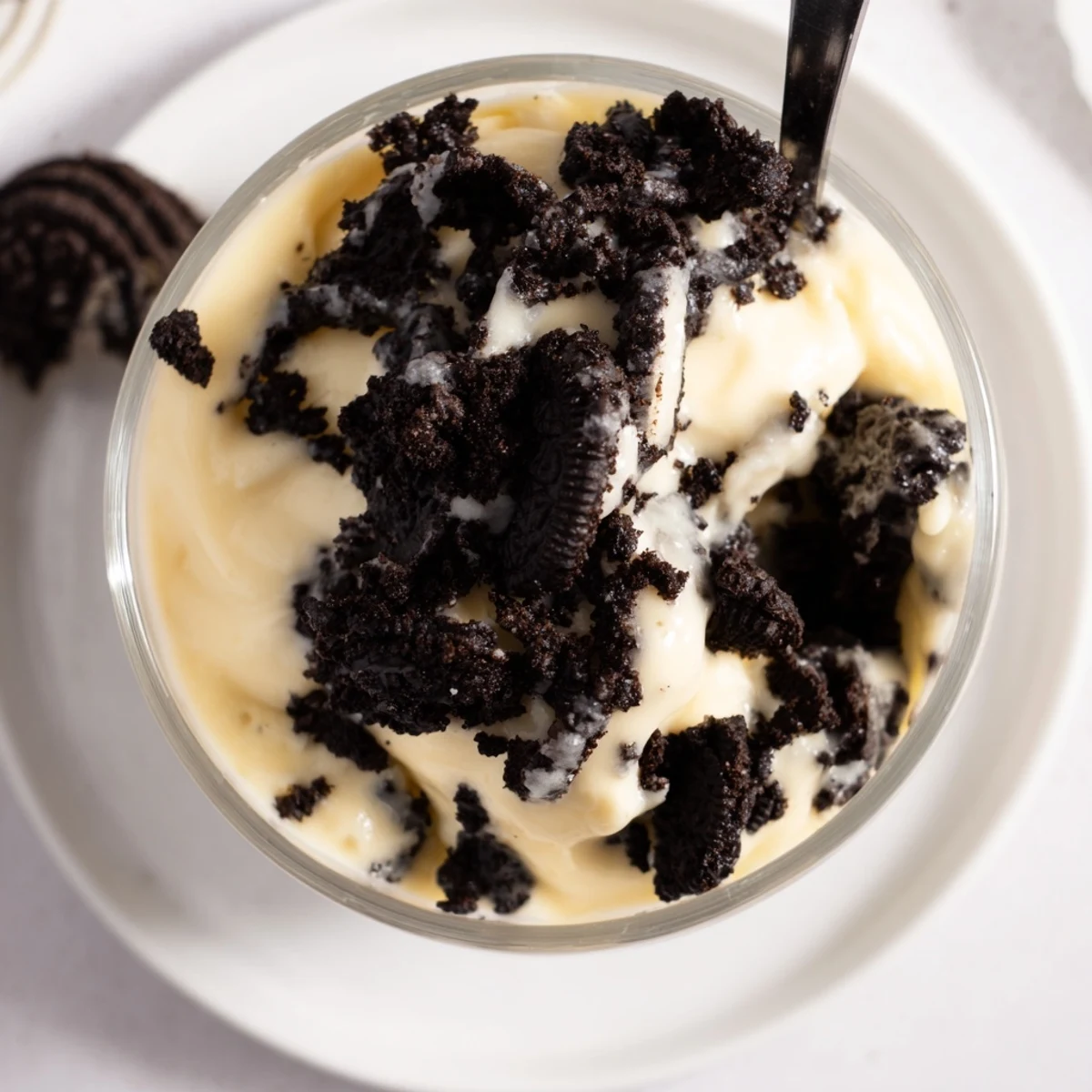 This photo features layers of vanilla pudding with Oreos, showcasing a perfect American treat.