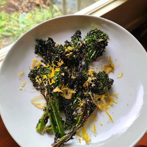 Air-fried Charred Broccolini Salad with crispy garlic and Parmesan – a fresh, inviting side.